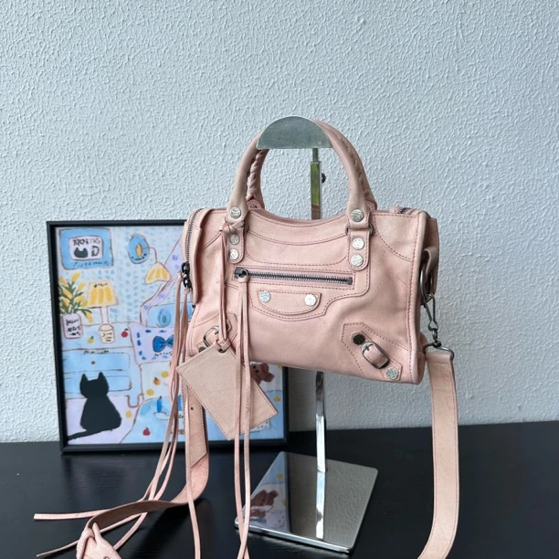 95新 Balenciaga/巴黎世家 限款珊瑚粉mini机车单肩斜挎包 063390