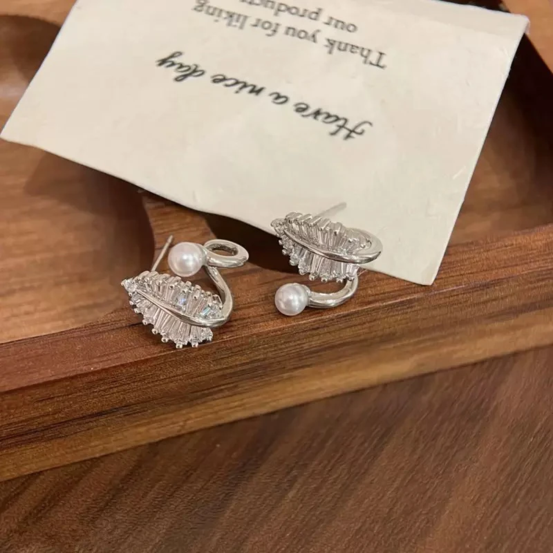 铜合金锆石耳饰 时尚优雅微镶锆石叶子珍珠耳环女高级感百搭耳扣