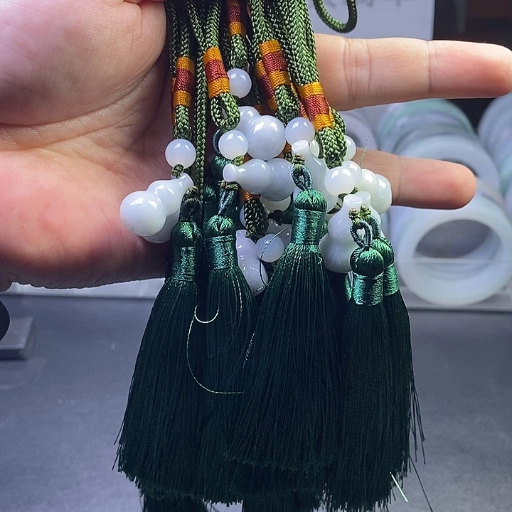 翡翠未镶嵌颈饰展多发1