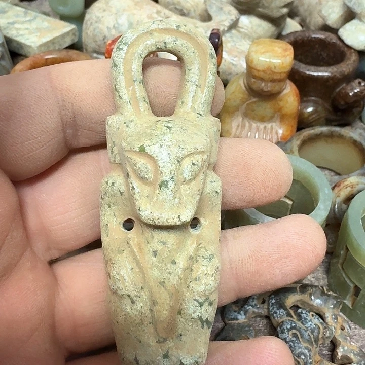 蛇纹石玉颈饰足铂镶嵌