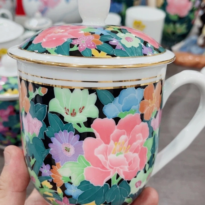 釉下五彩的瓷器和瓷器