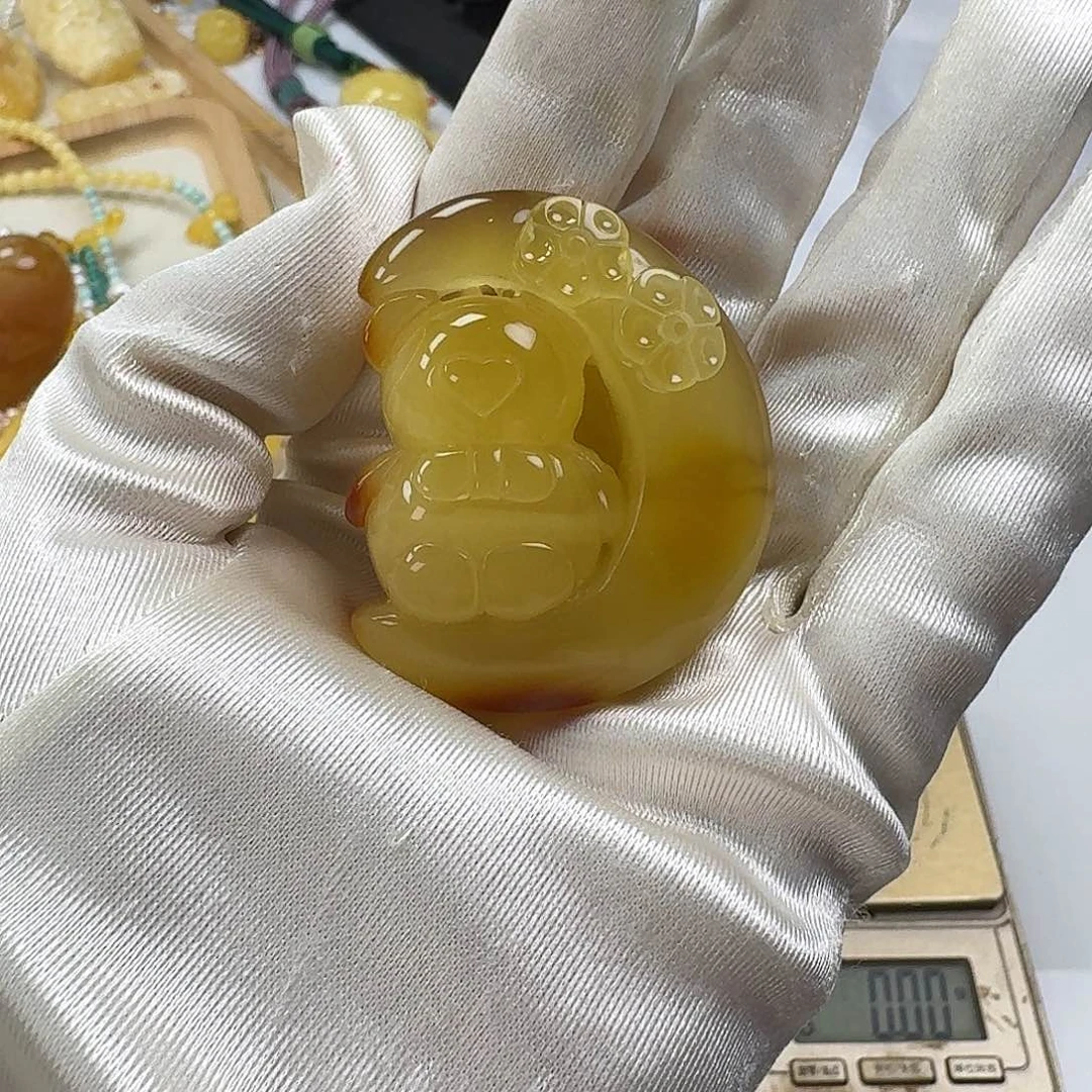 千***岁未镶嵌颈饰琥珀天然蜜蜡月亮