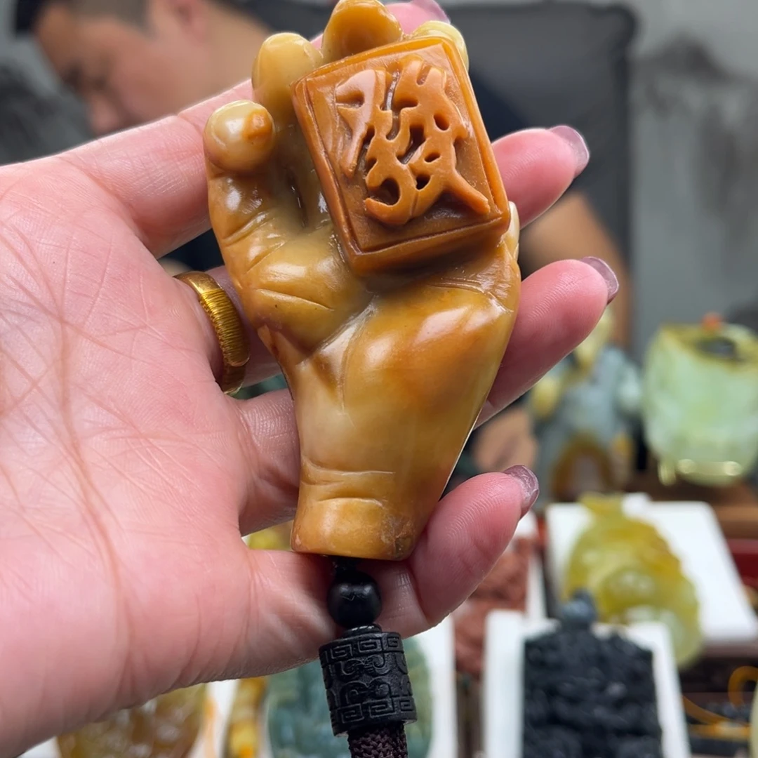 四***爷蛇纹石玉未镶嵌颈饰手把件