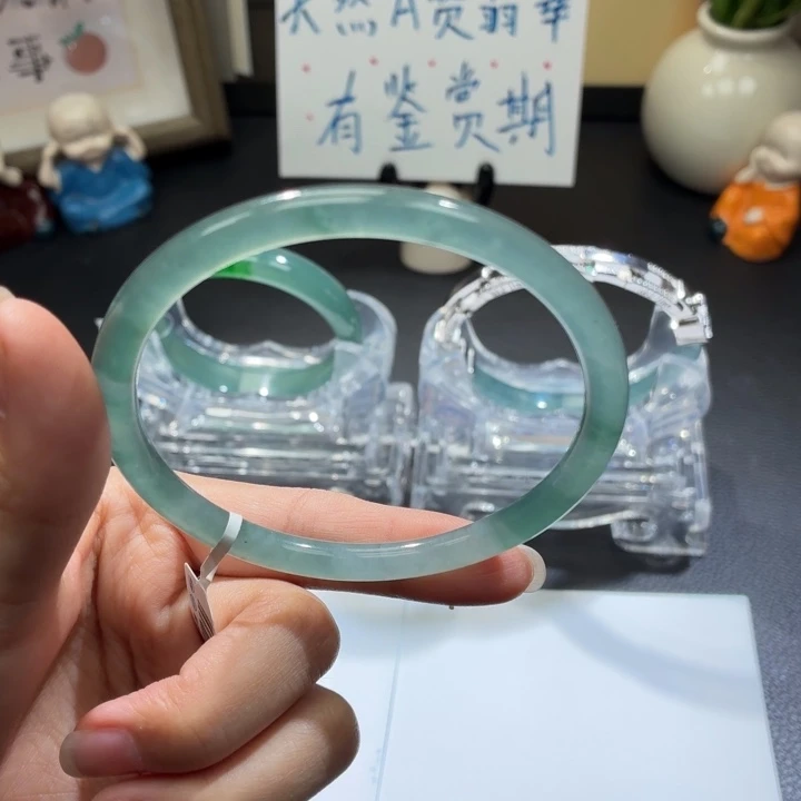 翡翠未镶嵌手镯冰蓝飘绿