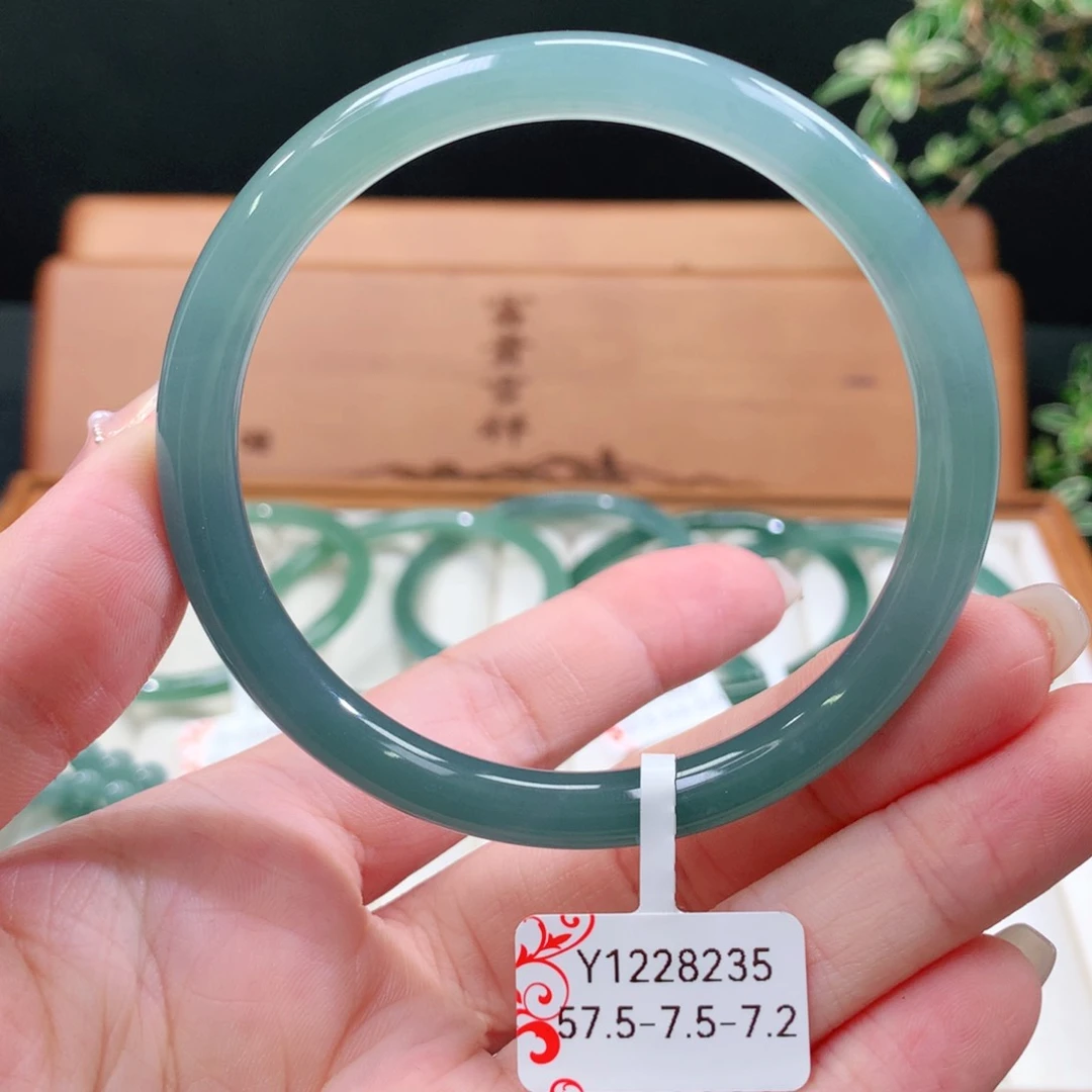 翡翠手镯未镶嵌天然