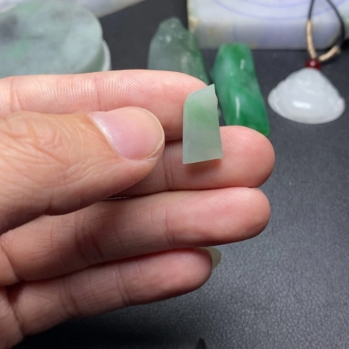 翡翠未镶嵌颈饰翡翠未镶嵌颈饰