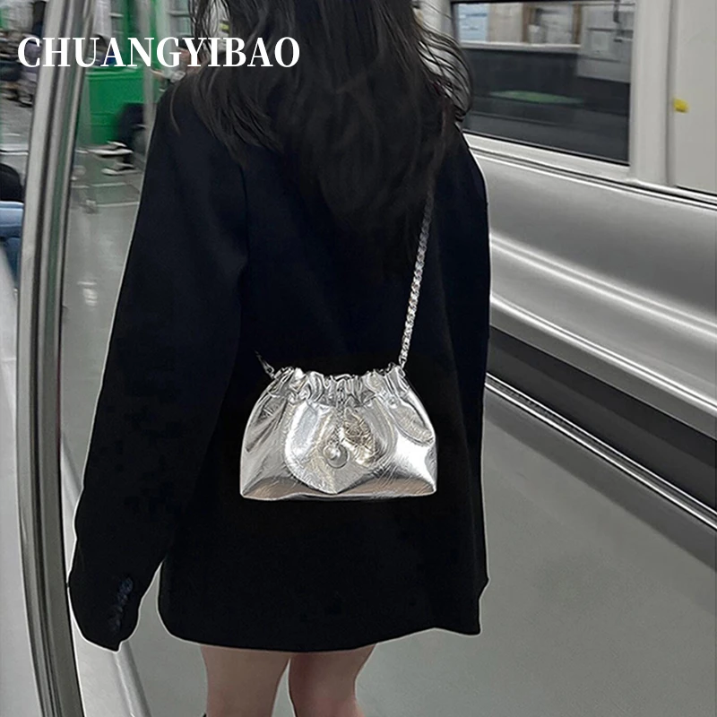 秋冬小众设计包包女2025新款高级感链条单肩斜挎包褶皱水桶云朵包