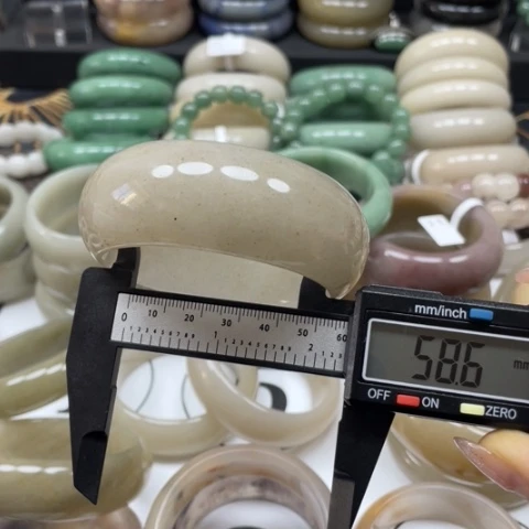 石英质玉手镯未镶嵌