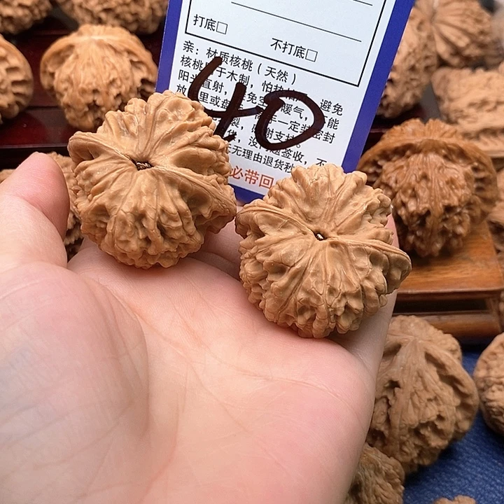 在***方吊坠桃核官帽狮子头42