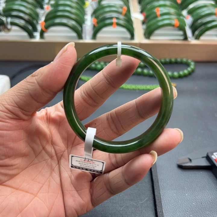 和田玉（碧玉）未镶嵌手镯