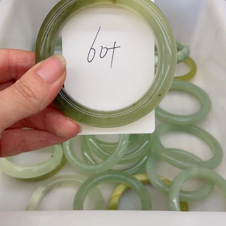 蛇纹石玉手镯未镶嵌甘*棠