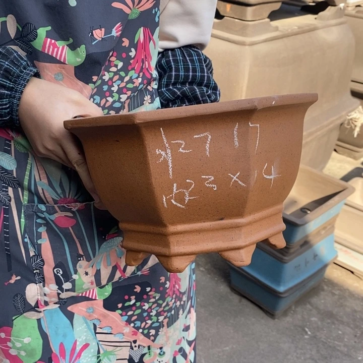 花盆紫砂只顾看手机的小