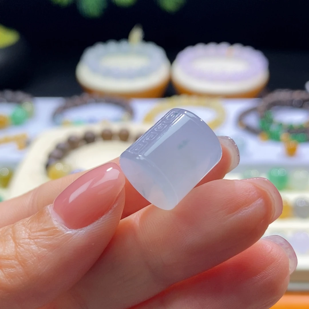 颈饰未镶嵌翡翠雕刻飘花桶珠