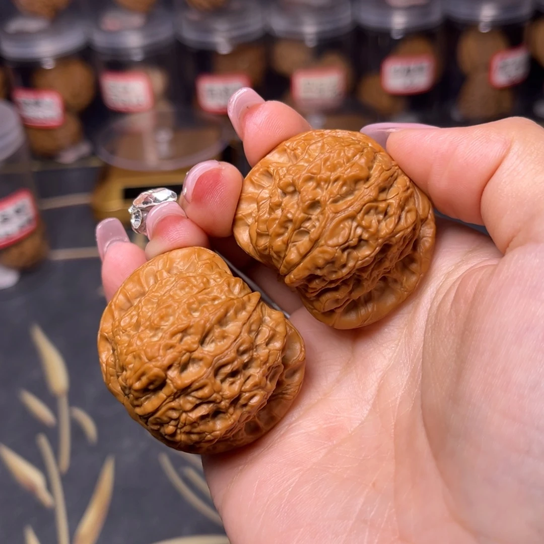 文玩核桃吊坠血麒麟42