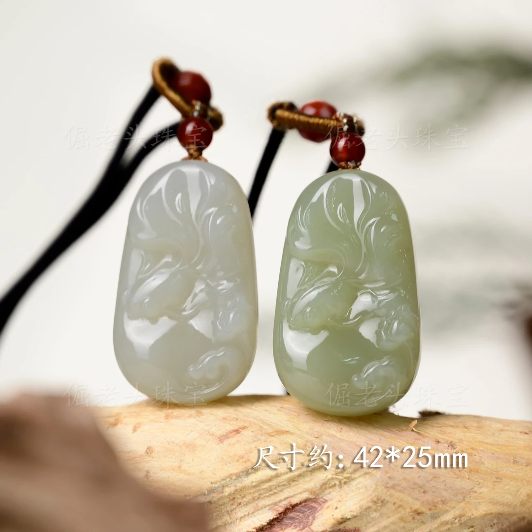 【倔老头精品】和田玉鱼戏莲间雕刻吊坠约25*42mm 配绳/多样性发一