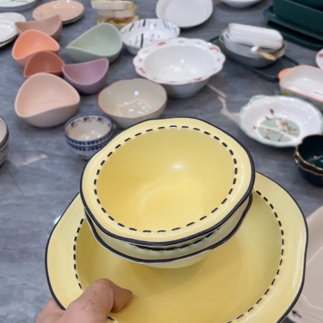 陶瓷微瑕餐具介意勿拍，满18飞！