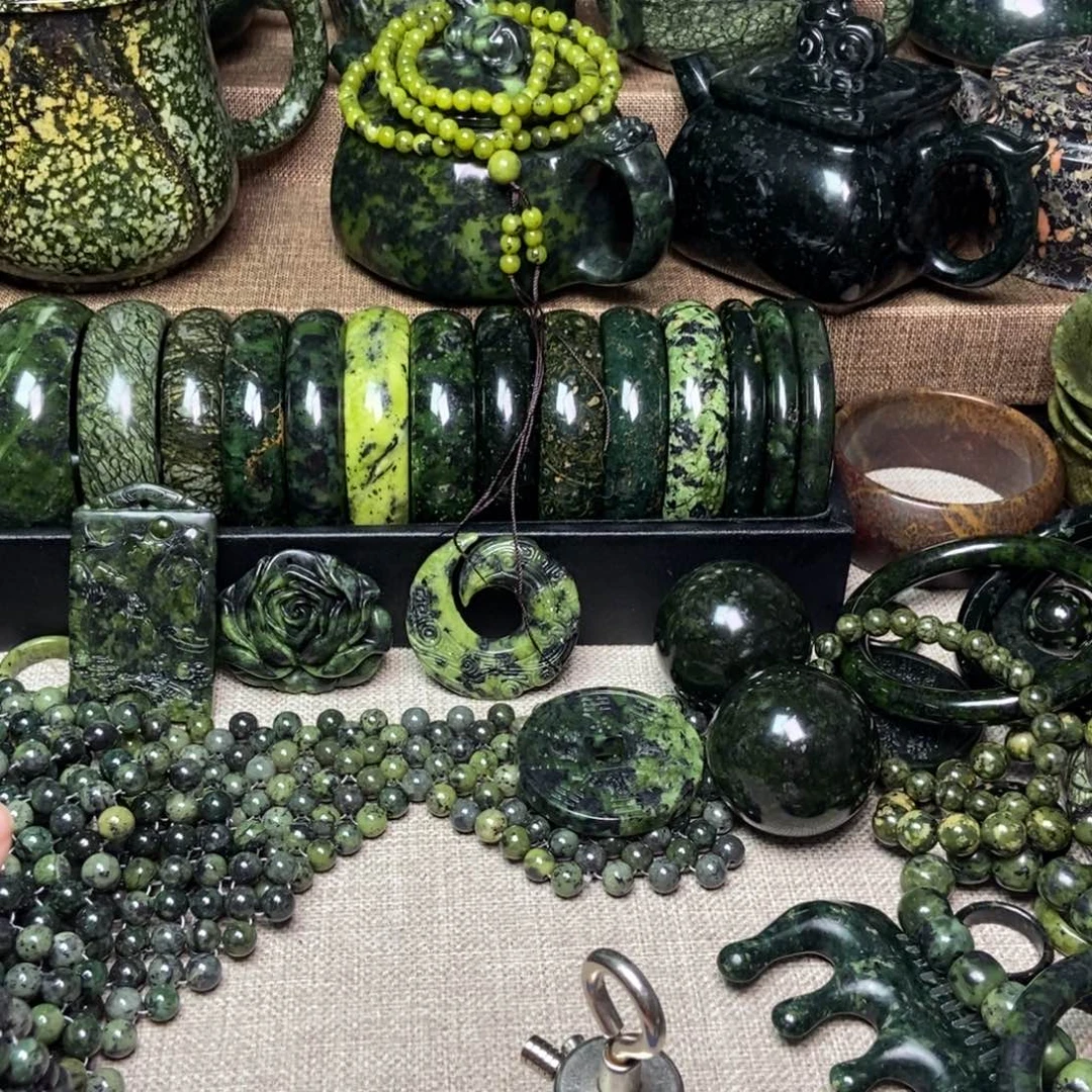 蛇纹石玉颈饰未镶嵌曲*