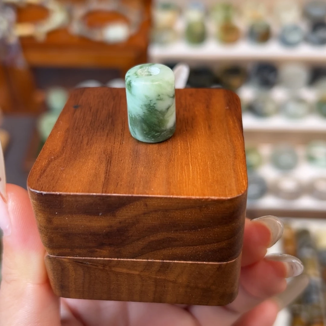 蛇纹石玉未镶嵌颈饰老油翠