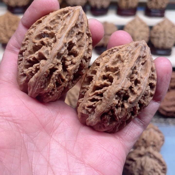 文玩核桃吊坠h****9文玩核桃梅花强