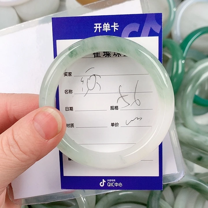 石英质玉手镯未镶嵌?