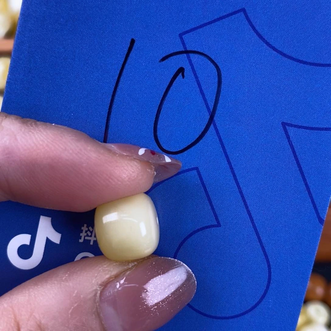 琥珀裸石未镶嵌自*卷蜜蜡