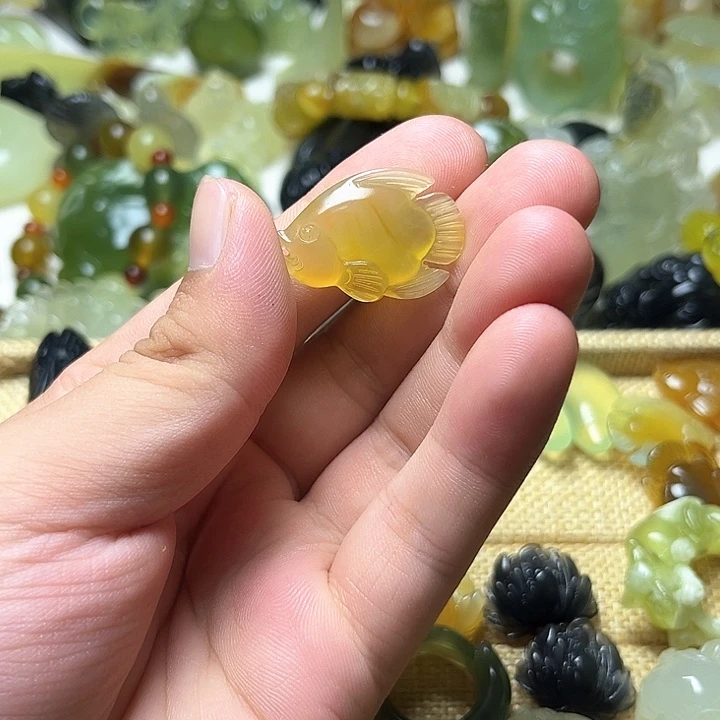 未镶嵌蛇纹石玉颈饰金*