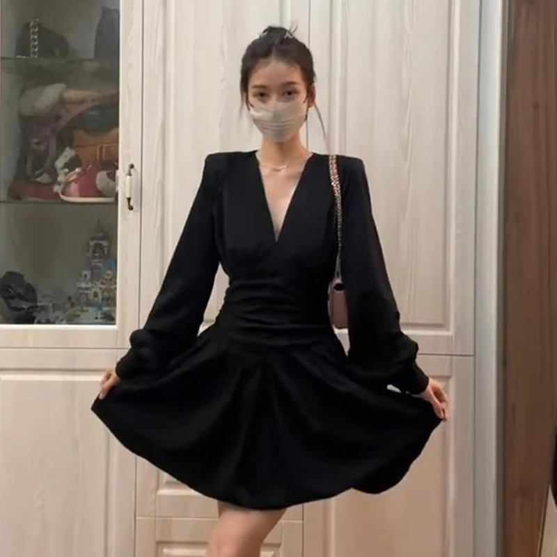 大码复古法式褶皱黑色长袖连衣裙女v领显瘦收腰气质小黑裙子D0614