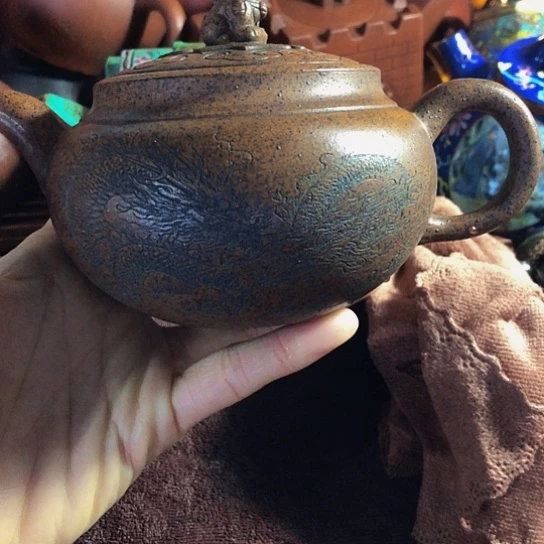 紫砂茶壶原矿泥料手工制作紫砂壶。