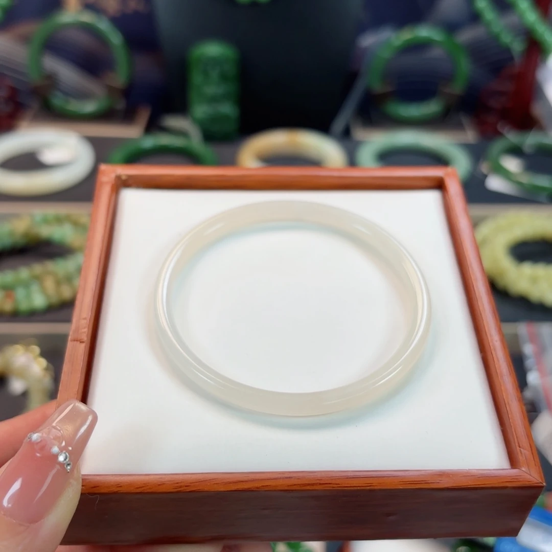 和田玉未镶嵌手镯57T****r