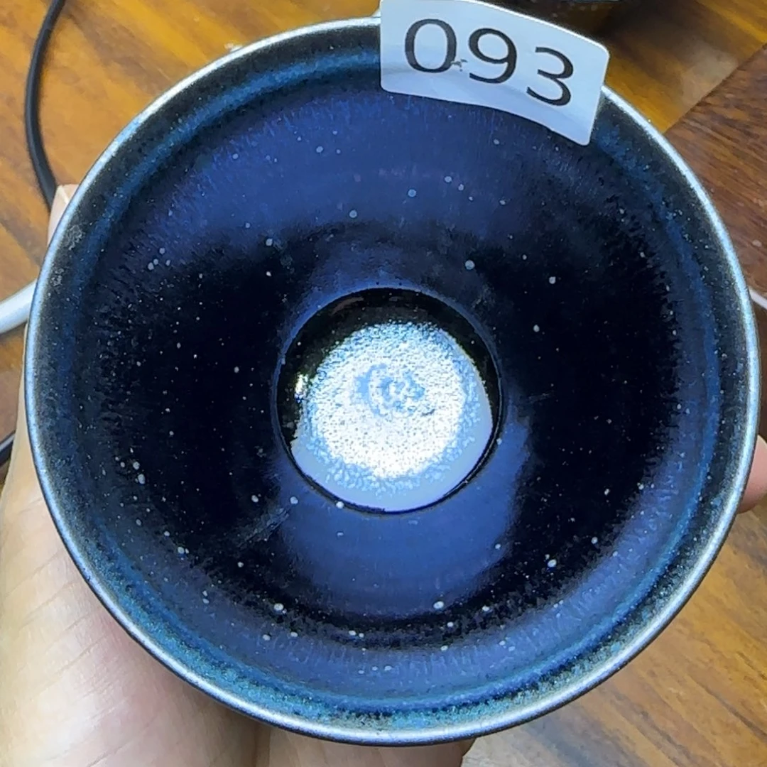茶盏玲珑剔透的建盏