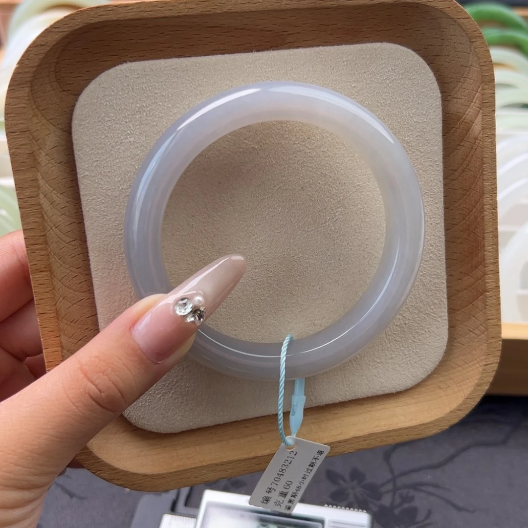 大***7和田玉手镯未镶嵌