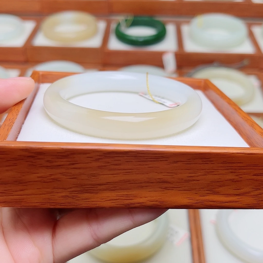 小***安和田玉手镯未镶嵌52