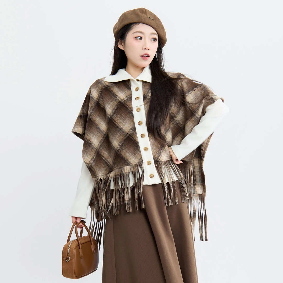 三福 春上新港风复古流苏假两件设计格子斗篷披肩上衣女装 496829