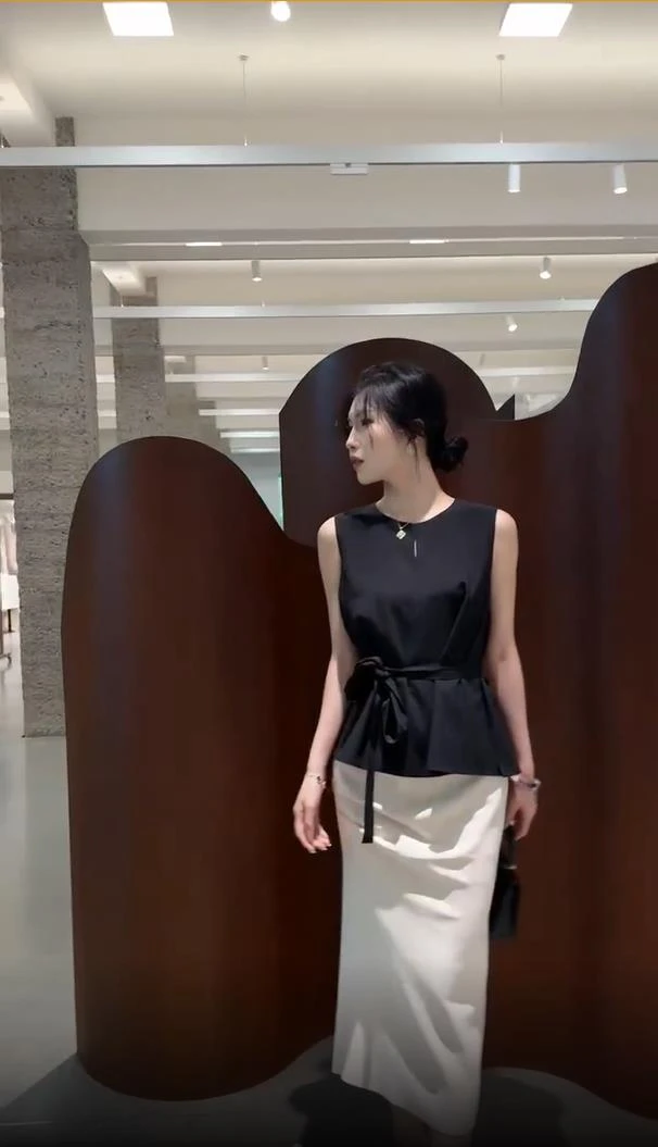 夏装新款穿搭一整套高级感女人味减龄时尚轻奢黑色上衣两件套装裙