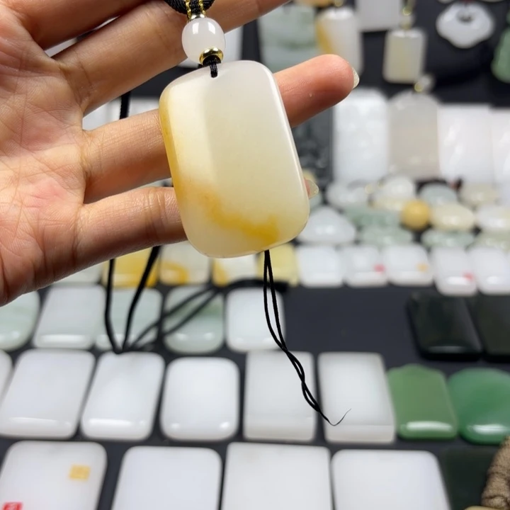 颈饰未镶嵌石英质玉