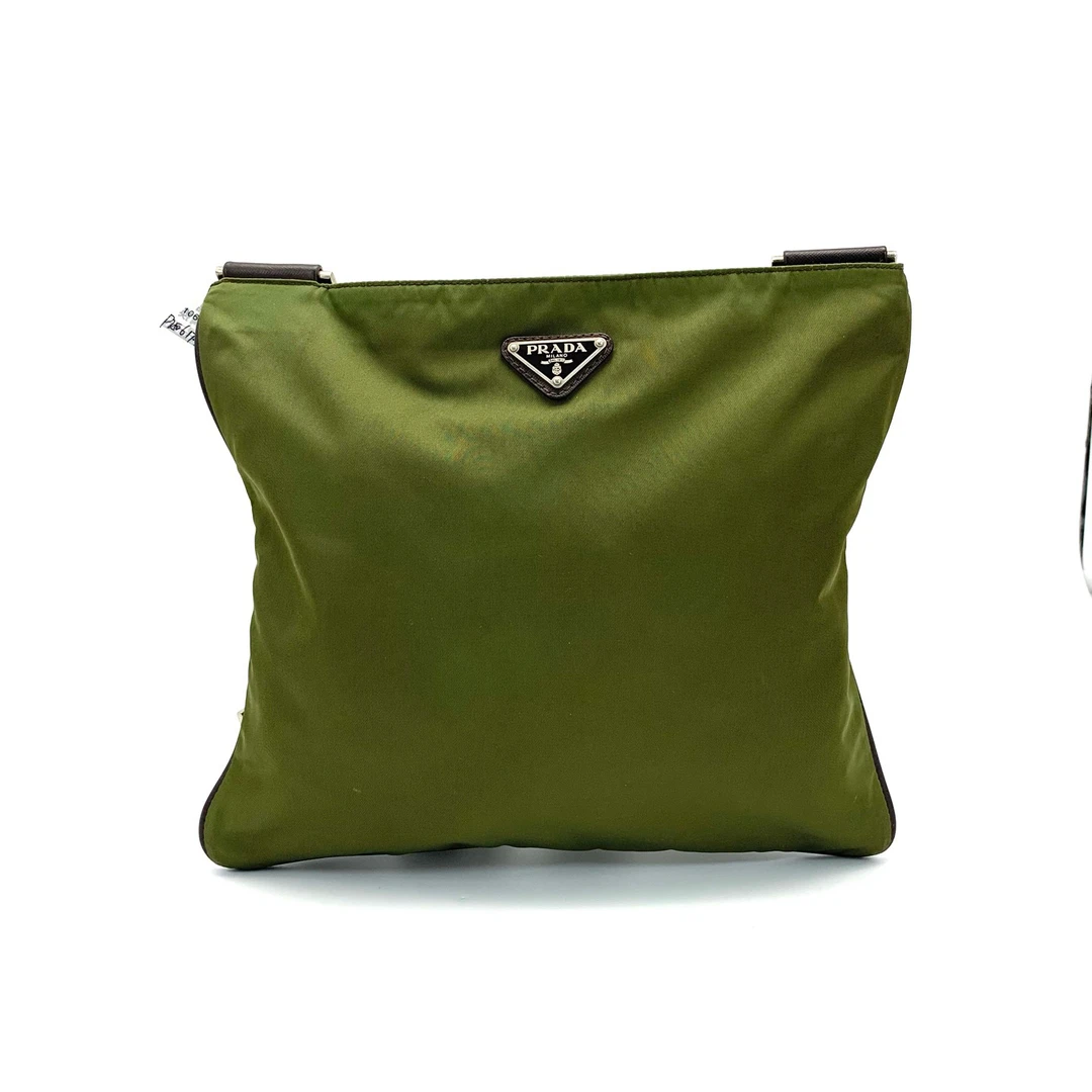 95新 Prada/普拉达 军绿色尼龙三角标斜挎包 尺寸28/26