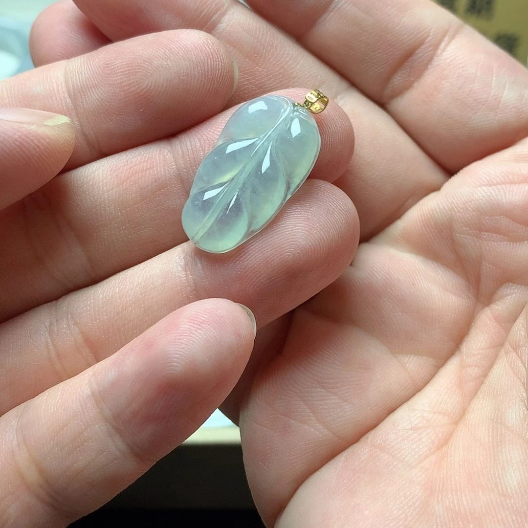 颈饰18K金镶嵌翡翠叶子