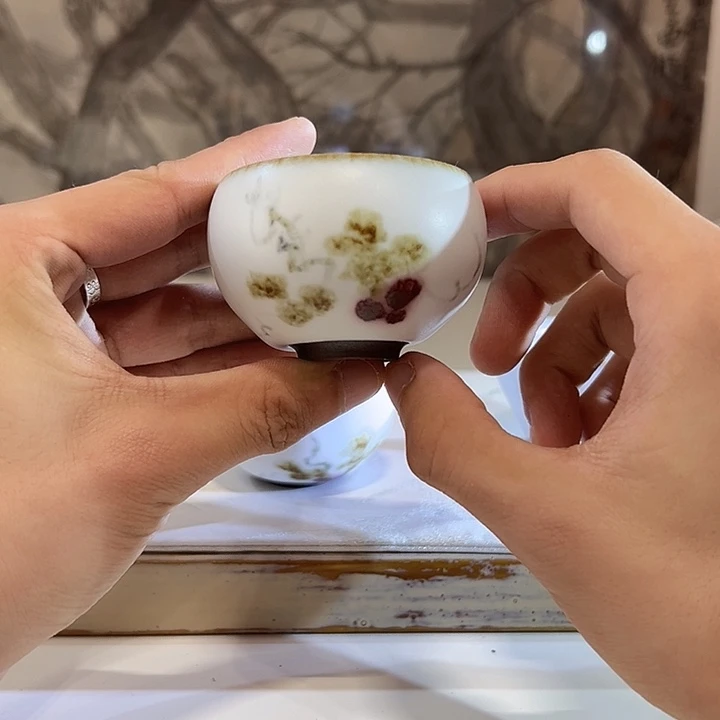汝窑卯花白小手握杯