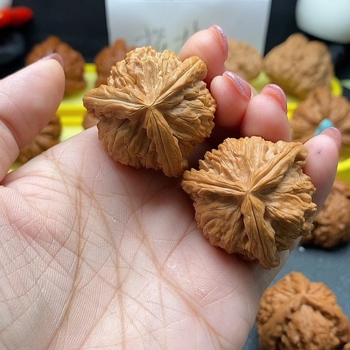 鸿***羽把件文玩核桃36白狮子