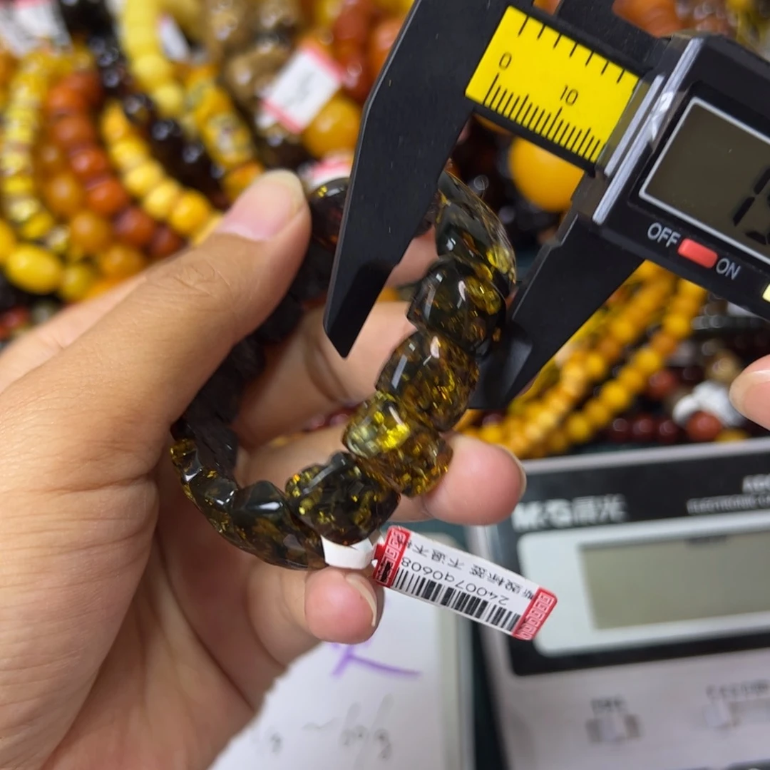 未镶嵌琥珀珠宝奇石170