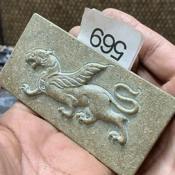 未镶嵌和田玉挂件红****?