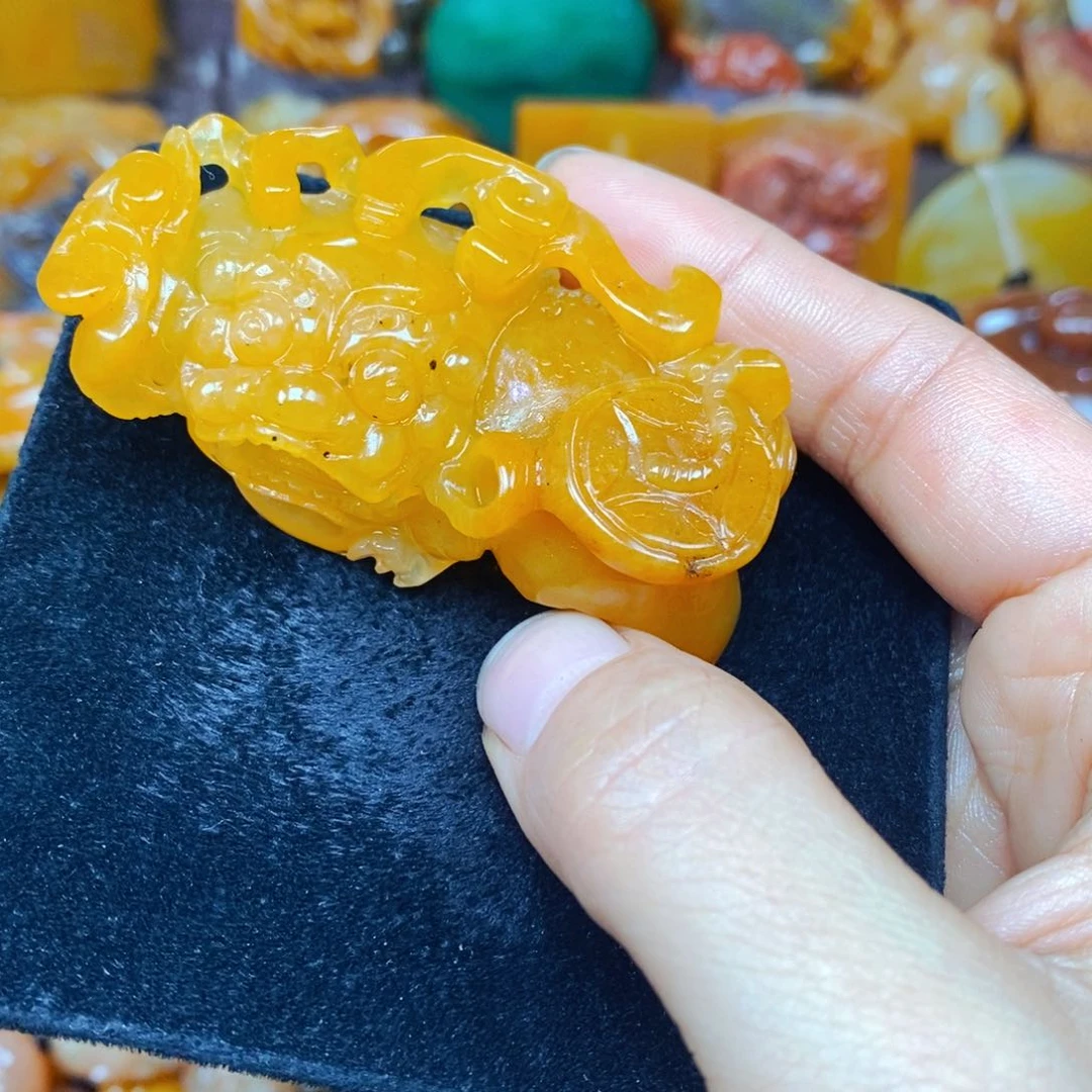 未镶嵌石英质玉（黄龙玉）颈饰