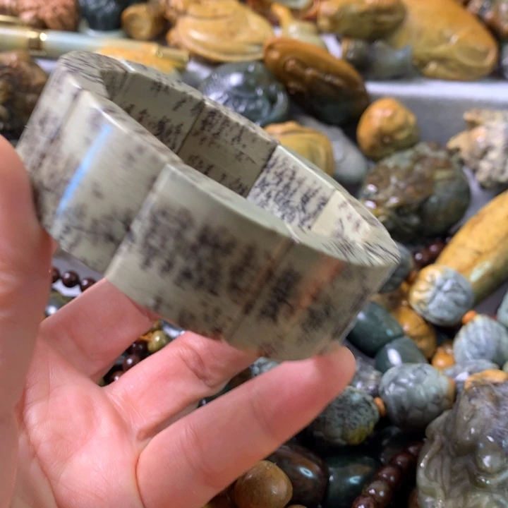 未镶嵌岫岩河磨玉（透闪石质玉）把件