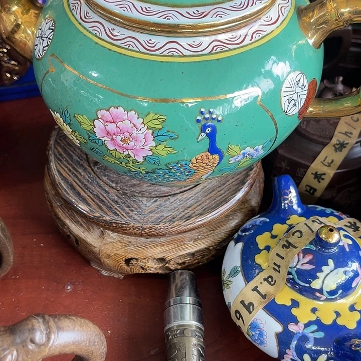红泥茶壶原矿泥料手工制作的一把紫砂壶。