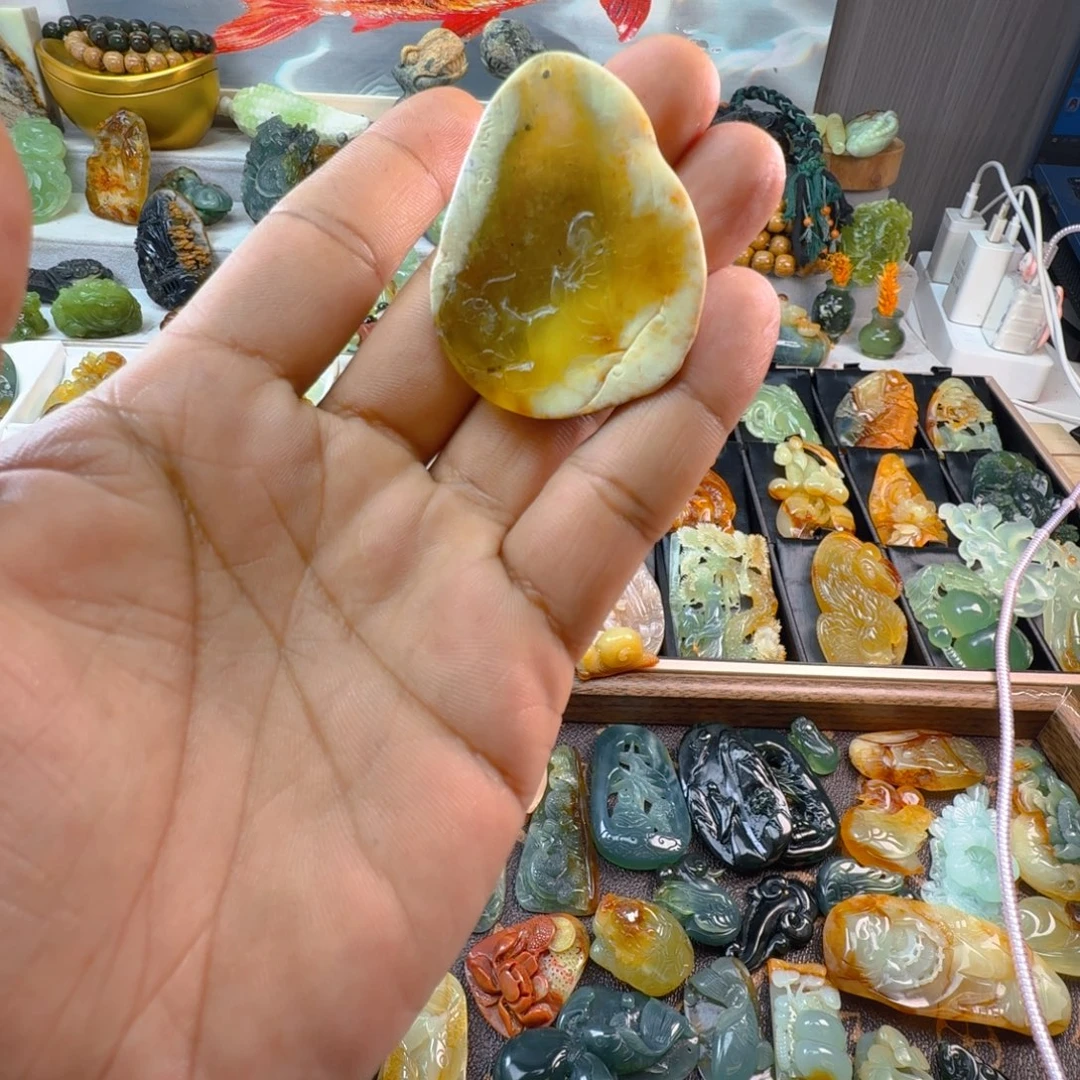 蛇纹石玉未镶嵌颈饰