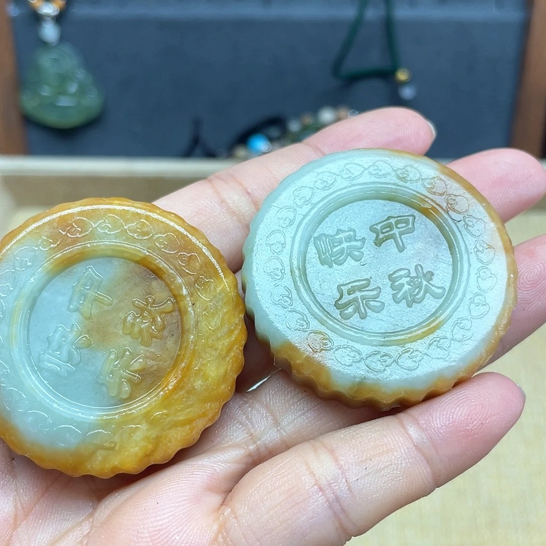 晓***悦未镶嵌蛇纹石玉颈饰