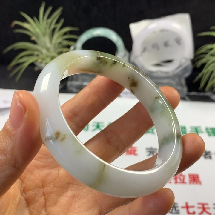 翡翠未镶嵌手镯27号。  58圈