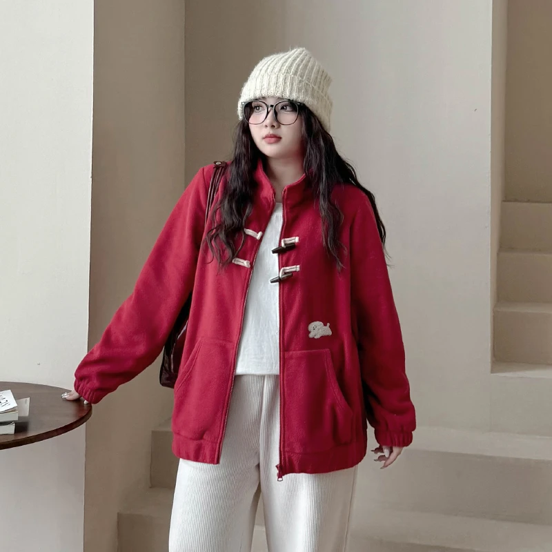 CD6012大码女装【新年氛围感】学院风摇粒绒刺绣牛角扣立领休闲外套