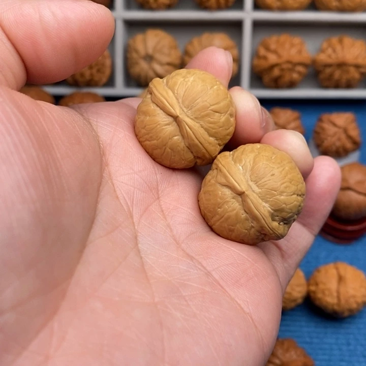 深***伟把件文玩核桃蛇皮球