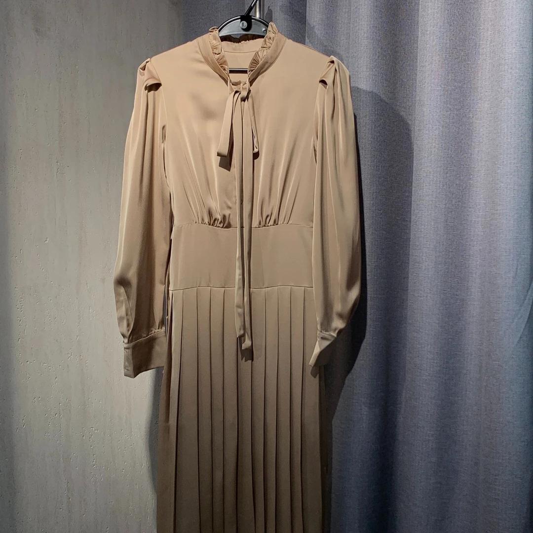 时尚绑带领百褶连衣裙百搭通勤简约中长裙